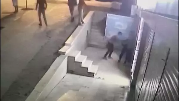 Afgan grup arasında çıkan kavgaya ait görüntüler ortaya çıktı, genci bıçaklayıp kaçan zanlılar yakalandı Afgan grup arasında çıkan kavgaya ait görüntüler ortaya çıktı, genci bıçaklayıp kaçan zanlılar yakalandı