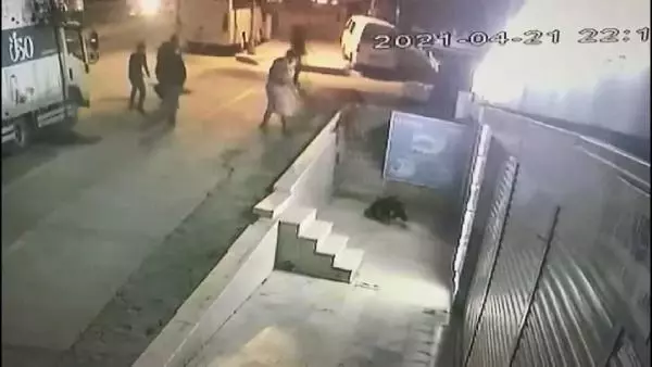 Afgan grup arasında çıkan kavgaya ait görüntüler ortaya çıktı, genci bıçaklayıp kaçan zanlılar yakalandı Afgan grup arasında çıkan kavgaya ait görüntüler ortaya çıktı, genci bıçaklayıp kaçan zanlılar yakalandı