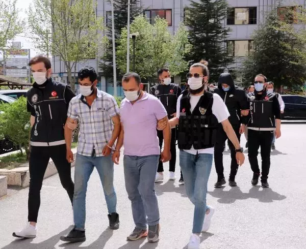 AFYONKARAHİSAR'DA UYUŞTURUCU OPERASYONUNA 5 TUTUKLAMA AFYONKARAHİSAR'DA UYUŞTURUCU OPERASYONUNA 5 TUTUKLAMA