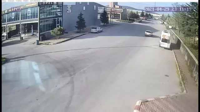 AFYONKARAHİSAR - 'Drift' yapan sürücü ile otomobil sahibine 12 bin 96 lira ceza AFYONKARAHİSAR - 'Drift' yapan sürücü ile otomobil sahibine 12 bin 96 lira ceza