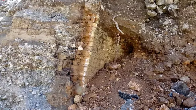 Yıkılan caminin altından buğday ambarı çıktı Yıkılan caminin altından buğday ambarı çıktı