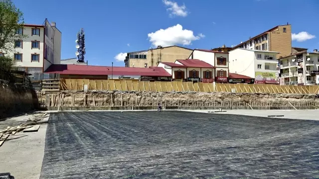 Yıkılan caminin altından buğday ambarı çıktı Yıkılan caminin altından buğday ambarı çıktı