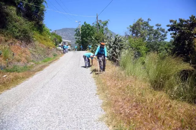 Alanya Belediyesi yollarda bakım ve temizlik yapıyor Alanya Belediyesi yollarda bakım ve temizlik yapıyor