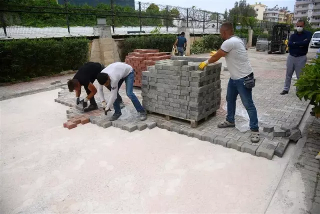 Alanya'nın Konaklı Mahallesi'nde kaldırımları yenileniyor Alanya'nın Konaklı Mahallesi'nde kaldırımları yenileniyor