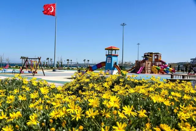 Aliağa'da açan çiçekler rengarenk görüntü oluşturdu Aliağa'da açan çiçekler rengarenk görüntü oluşturdu