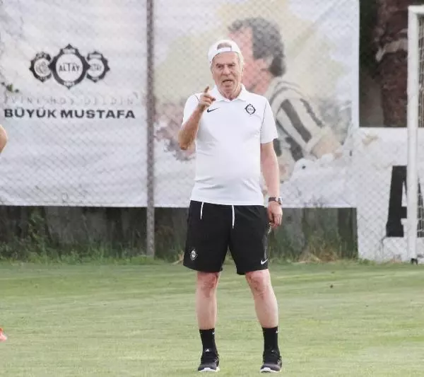 Altay'da Mustafa Denizli'den gençlere markaj Altay'da Mustafa Denizli'den gençlere markaj