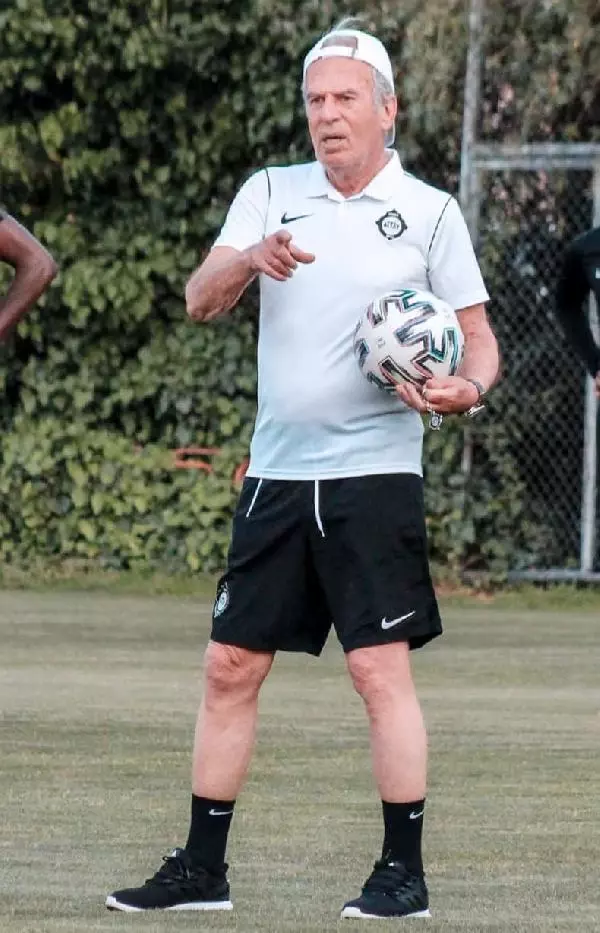 Altay'da Mustafa Denizli'den gençlere markaj Altay'da Mustafa Denizli'den gençlere markaj