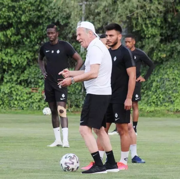 Altay'da Mustafa Denizli'den gençlere markaj Altay'da Mustafa Denizli'den gençlere markaj