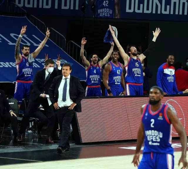THY Euroleague'de Anadolu Efes, Real Madrid'i yenerek adını Final-Four'a yazdırdı THY Euroleague'de Anadolu Efes, Real Madrid'i yenerek adını Final-Four'a yazdırdı