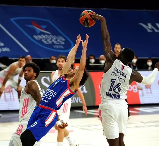 THY Euroleague'de Anadolu Efes, Real Madrid'i yenerek adını Final-Four'a yazdırdı THY Euroleague'de Anadolu Efes, Real Madrid'i yenerek adını Final-Four'a yazdırdı