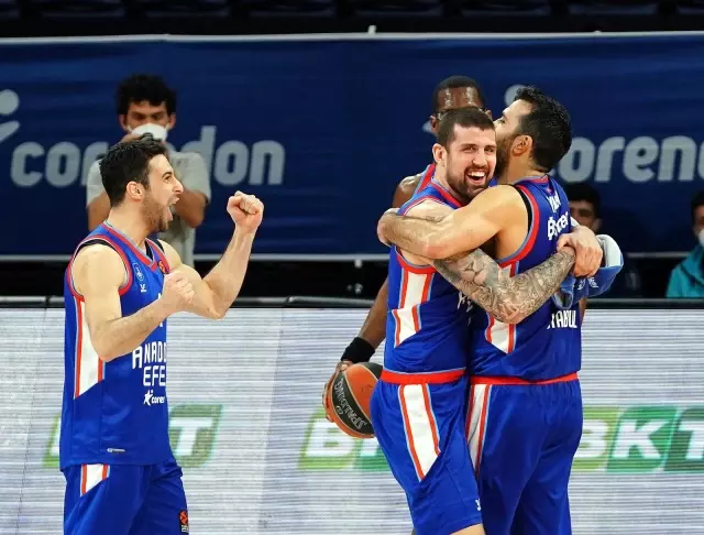 THY Euroleague'de Anadolu Efes, Real Madrid'i yenerek adını Final-Four'a yazdırdı THY Euroleague'de Anadolu Efes, Real Madrid'i yenerek adını Final-Four'a yazdırdı