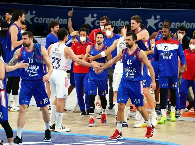 THY Euroleague'de Anadolu Efes, Real Madrid'i yenerek adını Final-Four'a yazdırdı THY Euroleague'de Anadolu Efes, Real Madrid'i yenerek adını Final-Four'a yazdırdı