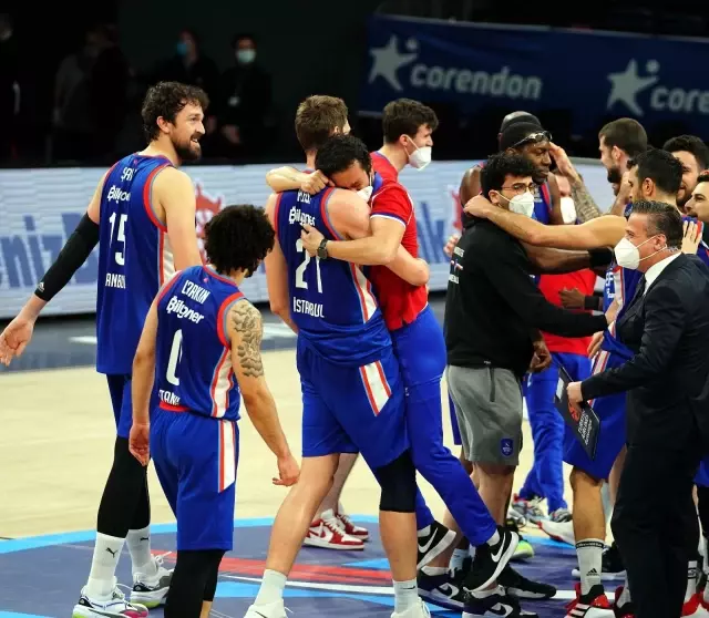 THY Euroleague'de Anadolu Efes, Real Madrid'i yenerek adını Final-Four'a yazdırdı THY Euroleague'de Anadolu Efes, Real Madrid'i yenerek adını Final-Four'a yazdırdı