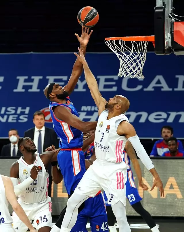 THY Euroleague'de Anadolu Efes, Real Madrid'i yenerek adını Final-Four'a yazdırdı THY Euroleague'de Anadolu Efes, Real Madrid'i yenerek adını Final-Four'a yazdırdı