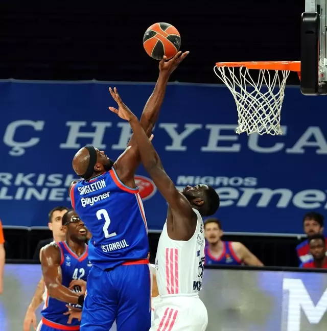THY Euroleague'de Anadolu Efes, Real Madrid'i yenerek adını Final-Four'a yazdırdı THY Euroleague'de Anadolu Efes, Real Madrid'i yenerek adını Final-Four'a yazdırdı