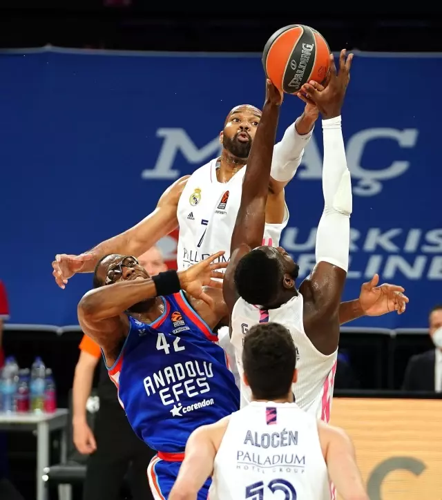 THY Euroleague'de Anadolu Efes, Real Madrid'i yenerek adını Final-Four'a yazdırdı THY Euroleague'de Anadolu Efes, Real Madrid'i yenerek adını Final-Four'a yazdırdı