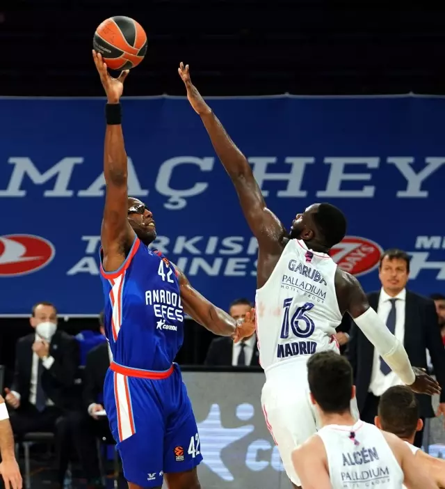 THY Euroleague'de Anadolu Efes, Real Madrid'i yenerek adını Final-Four'a yazdırdı THY Euroleague'de Anadolu Efes, Real Madrid'i yenerek adını Final-Four'a yazdırdı