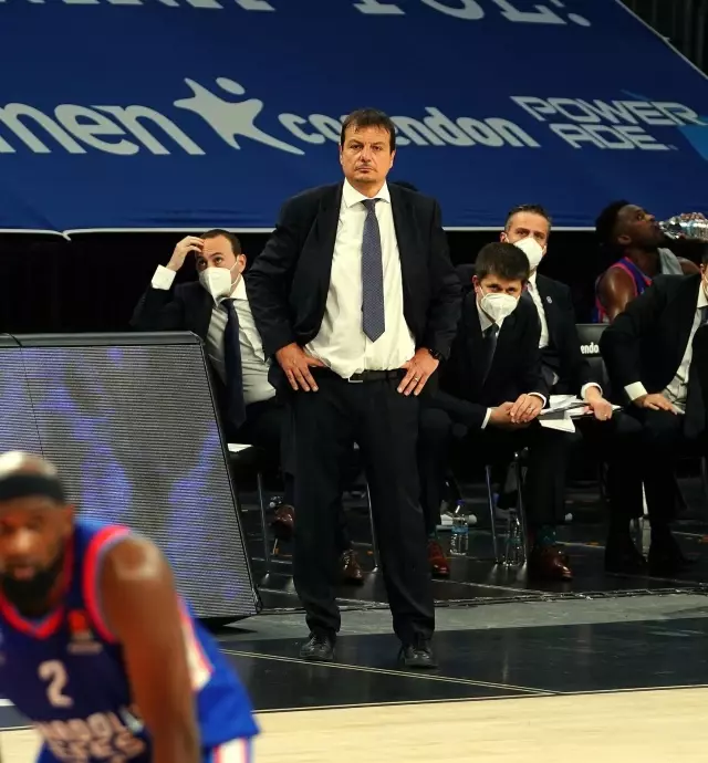 THY Euroleague'de Anadolu Efes, Real Madrid'i yenerek adını Final-Four'a yazdırdı THY Euroleague'de Anadolu Efes, Real Madrid'i yenerek adını Final-Four'a yazdırdı