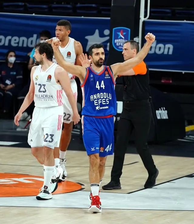 THY Euroleague'de Anadolu Efes, Real Madrid'i yenerek adını Final-Four'a yazdırdı THY Euroleague'de Anadolu Efes, Real Madrid'i yenerek adını Final-Four'a yazdırdı