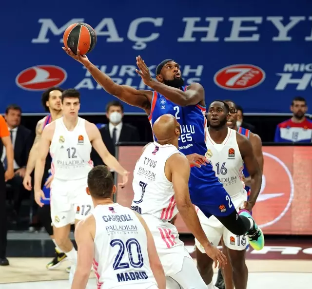 THY Euroleague'de Anadolu Efes, Real Madrid'i yenerek adını Final-Four'a yazdırdı THY Euroleague'de Anadolu Efes, Real Madrid'i yenerek adını Final-Four'a yazdırdı