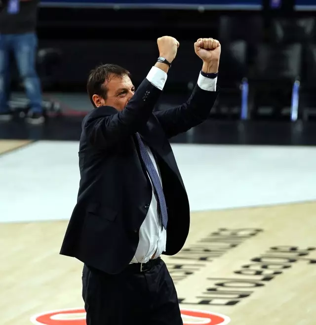 THY Euroleague'de Anadolu Efes, Real Madrid'i yenerek adını Final-Four'a yazdırdı THY Euroleague'de Anadolu Efes, Real Madrid'i yenerek adını Final-Four'a yazdırdı