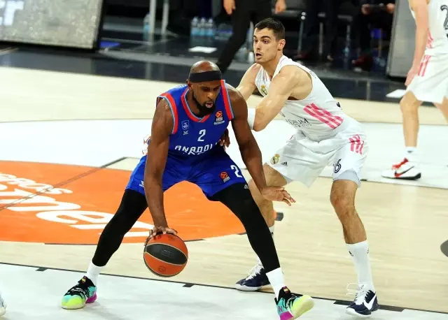 THY Euroleague'de Anadolu Efes, Real Madrid'i yenerek adını Final-Four'a yazdırdı THY Euroleague'de Anadolu Efes, Real Madrid'i yenerek adını Final-Four'a yazdırdı