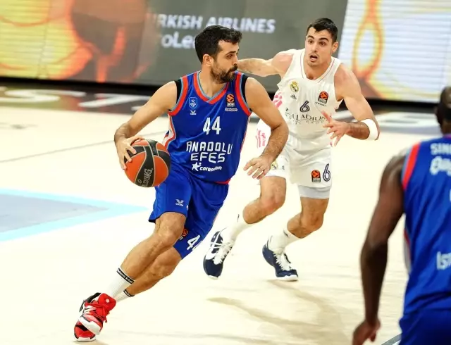 THY Euroleague'de Anadolu Efes, Real Madrid'i yenerek adını Final-Four'a yazdırdı THY Euroleague'de Anadolu Efes, Real Madrid'i yenerek adını Final-Four'a yazdırdı