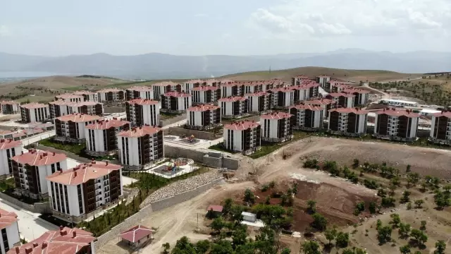 Anahtarlarını teslim alan depremzedeler: 'Evler harika' Anahtarlarını teslim alan depremzedeler: 'Evler harika'