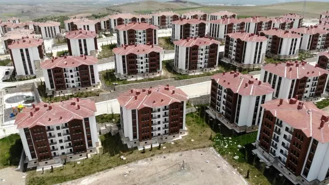 Anahtarlarını teslim alan depremzedeler: 'Evler harika' Anahtarlarını teslim alan depremzedeler: 'Evler harika'