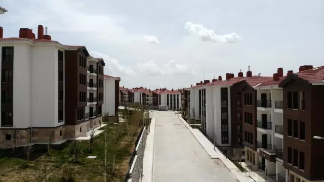 Anahtarlarını teslim alan depremzedeler: 'Evler harika' Anahtarlarını teslim alan depremzedeler: 'Evler harika'