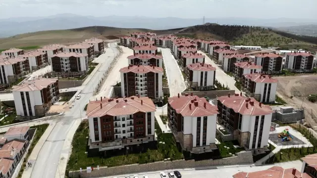 Anahtarlarını teslim alan depremzedeler: 'Evler harika' Anahtarlarını teslim alan depremzedeler: 'Evler harika'