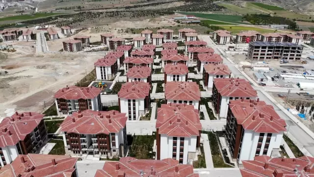 Anahtarlarını teslim alan depremzedeler: 'Evler harika' Anahtarlarını teslim alan depremzedeler: 'Evler harika'