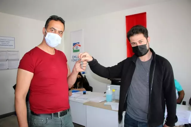 Anahtarlarını teslim alan depremzedeler: 'Evler harika' Anahtarlarını teslim alan depremzedeler: 'Evler harika'
