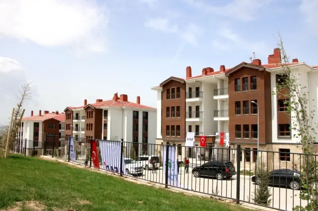Anahtarlarını teslim alan depremzedeler: 'Evler harika' Anahtarlarını teslim alan depremzedeler: 'Evler harika'