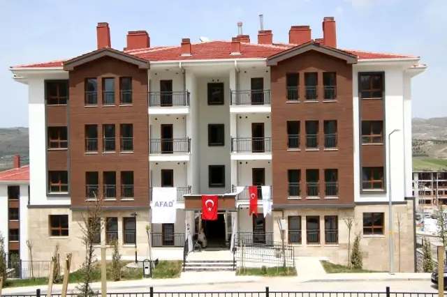 Anahtarlarını teslim alan depremzedeler: 'Evler harika' Anahtarlarını teslim alan depremzedeler: 'Evler harika'