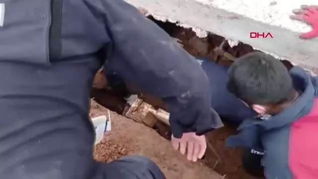 ANKARA KAZDIĞI ÇUKURA DÜŞEN KİŞİ, 2,5 SAATTE KURTARILDI ANKARA KAZDIĞI ÇUKURA DÜŞEN KİŞİ, 2,5 SAATTE KURTARILDI
