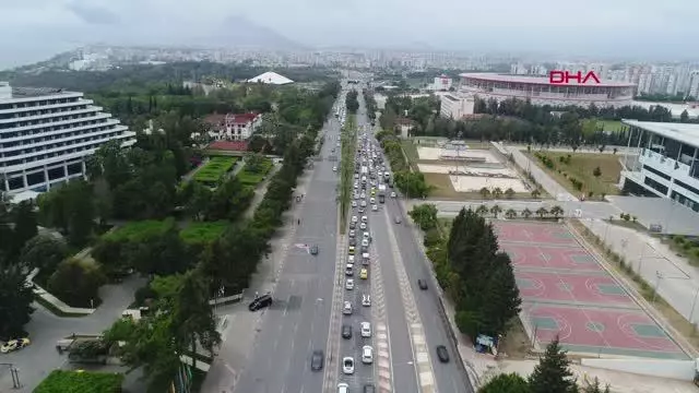 Antalya'da 'tam kapanma' denetimi; kilometrelerce araç kuyruğu oluştu Antalya'da 'tam kapanma' denetimi; kilometrelerce araç kuyruğu oluştu
