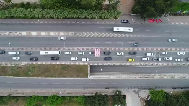Antalya'da 'tam kapanma' denetimi; kilometrelerce araç kuyruğu oluştu Antalya'da 'tam kapanma' denetimi; kilometrelerce araç kuyruğu oluştu