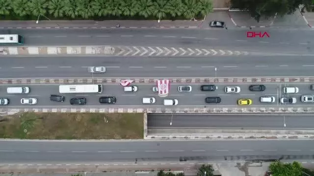 Antalya'da 'tam kapanma' denetimi; kilometrelerce araç kuyruğu oluştu Antalya'da 'tam kapanma' denetimi; kilometrelerce araç kuyruğu oluştu
