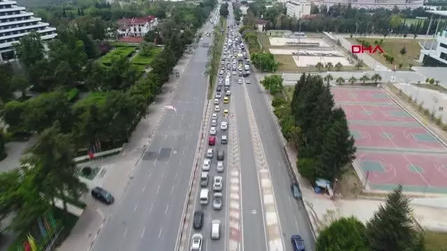 Antalya'da 'tam kapanma' denetimi; kilometrelerce araç kuyruğu oluştu Antalya'da 'tam kapanma' denetimi; kilometrelerce araç kuyruğu oluştu
