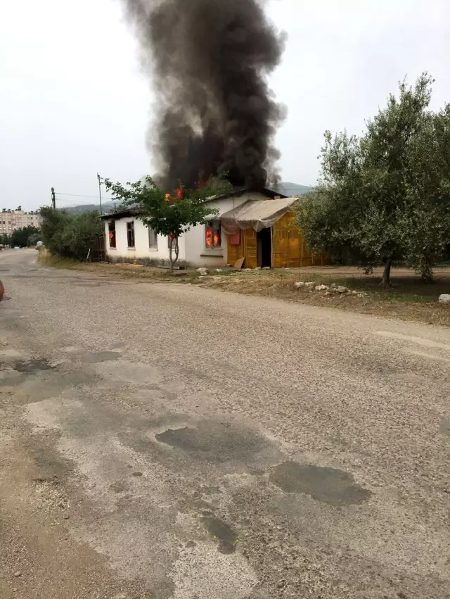 Antalya'da gecekondu alev alev yandı Antalya'da gecekondu alev alev yandı