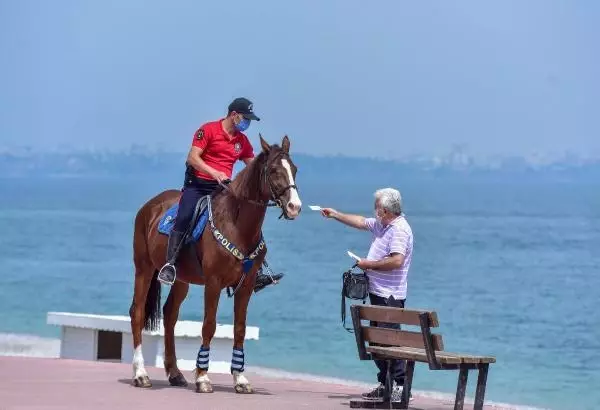 Antalya'da 'tam kapanma' denetimi; kilometrelerce araç kuyruğu oluştu Antalya'da 'tam kapanma' denetimi; kilometrelerce araç kuyruğu oluştu