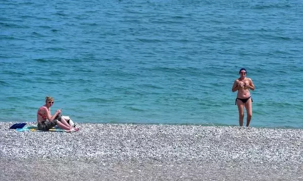 Antalya'da 'tam kapanma' denetimi; kilometrelerce araç kuyruğu oluştu Antalya'da 'tam kapanma' denetimi; kilometrelerce araç kuyruğu oluştu