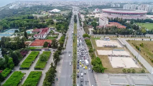 Antalya'da 'tam kapanma' denetimi; kilometrelerce araç kuyruğu oluştu Antalya'da 'tam kapanma' denetimi; kilometrelerce araç kuyruğu oluştu