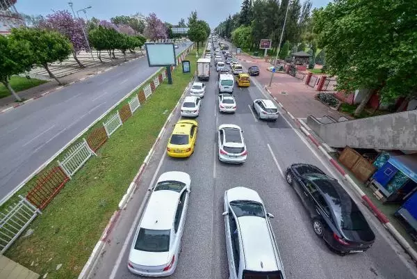 Antalya'da 'tam kapanma' denetimi; kilometrelerce araç kuyruğu oluştu Antalya'da 'tam kapanma' denetimi; kilometrelerce araç kuyruğu oluştu