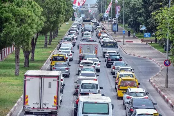 Antalya'da 'tam kapanma' denetimi; kilometrelerce araç kuyruğu oluştu Antalya'da 'tam kapanma' denetimi; kilometrelerce araç kuyruğu oluştu