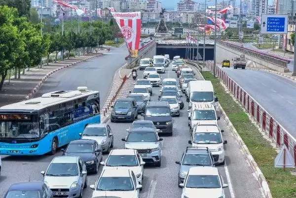 Antalya'da 'tam kapanma' denetimi; kilometrelerce araç kuyruğu oluştu Antalya'da 'tam kapanma' denetimi; kilometrelerce araç kuyruğu oluştu
