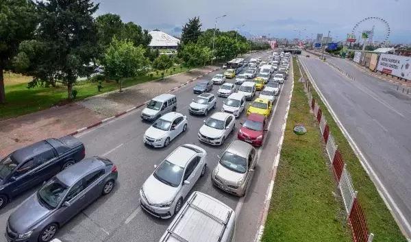Antalya'da 'tam kapanma' denetimi; kilometrelerce araç kuyruğu oluştu Antalya'da 'tam kapanma' denetimi; kilometrelerce araç kuyruğu oluştu