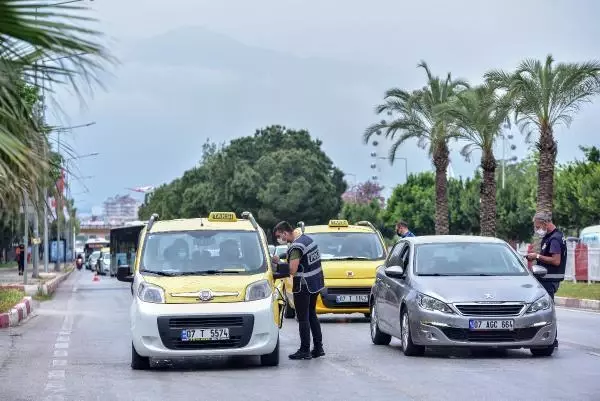 Antalya'da 'tam kapanma' denetimi; kilometrelerce araç kuyruğu oluştu Antalya'da 'tam kapanma' denetimi; kilometrelerce araç kuyruğu oluştu
