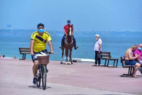 Antalya'da 'tam kapanma' denetimi; kilometrelerce araç kuyruğu oluştu Antalya'da 'tam kapanma' denetimi; kilometrelerce araç kuyruğu oluştu